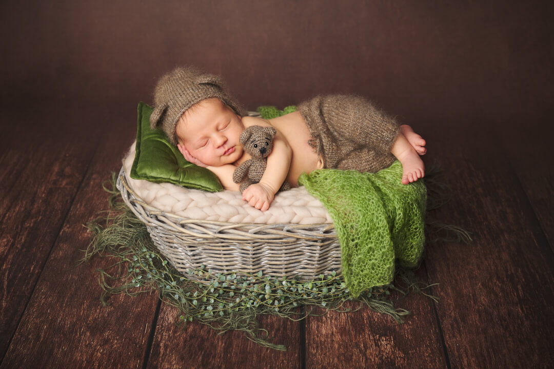Neugeborenen Fotoshooting, Newborn Fotoshootings, Baby in Körbchen, mit Bärenmütze und Häkelteddy im Arm, Babyfotografie Ingolstadt Mandy Limbach