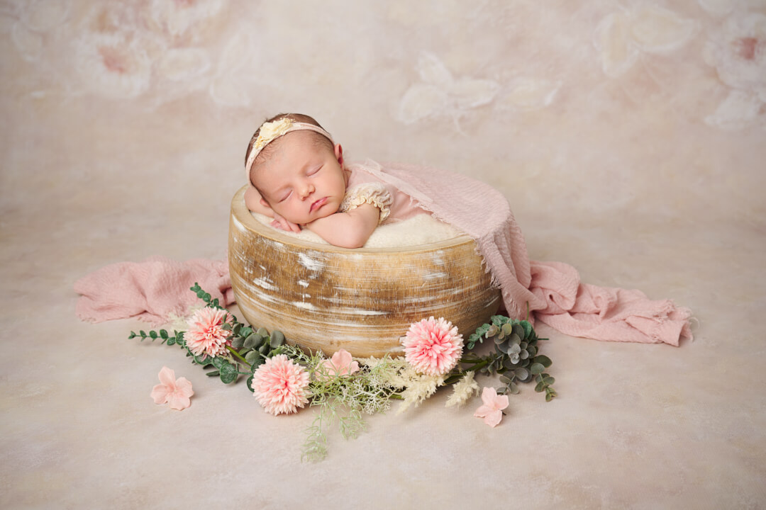 Neugeborenenfotoshooting, Baby in Holzschale auf Bauch Babyfotografie Ingolstadt Mandy Limbach Fotografie