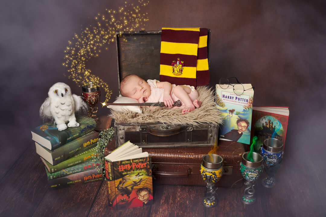 Neugeborenen Fotoshooting, Baby in Harry Potter Kulisse liegend in Koffer Babyfotografie Ingolstadt Mandy Limbach Fotografie